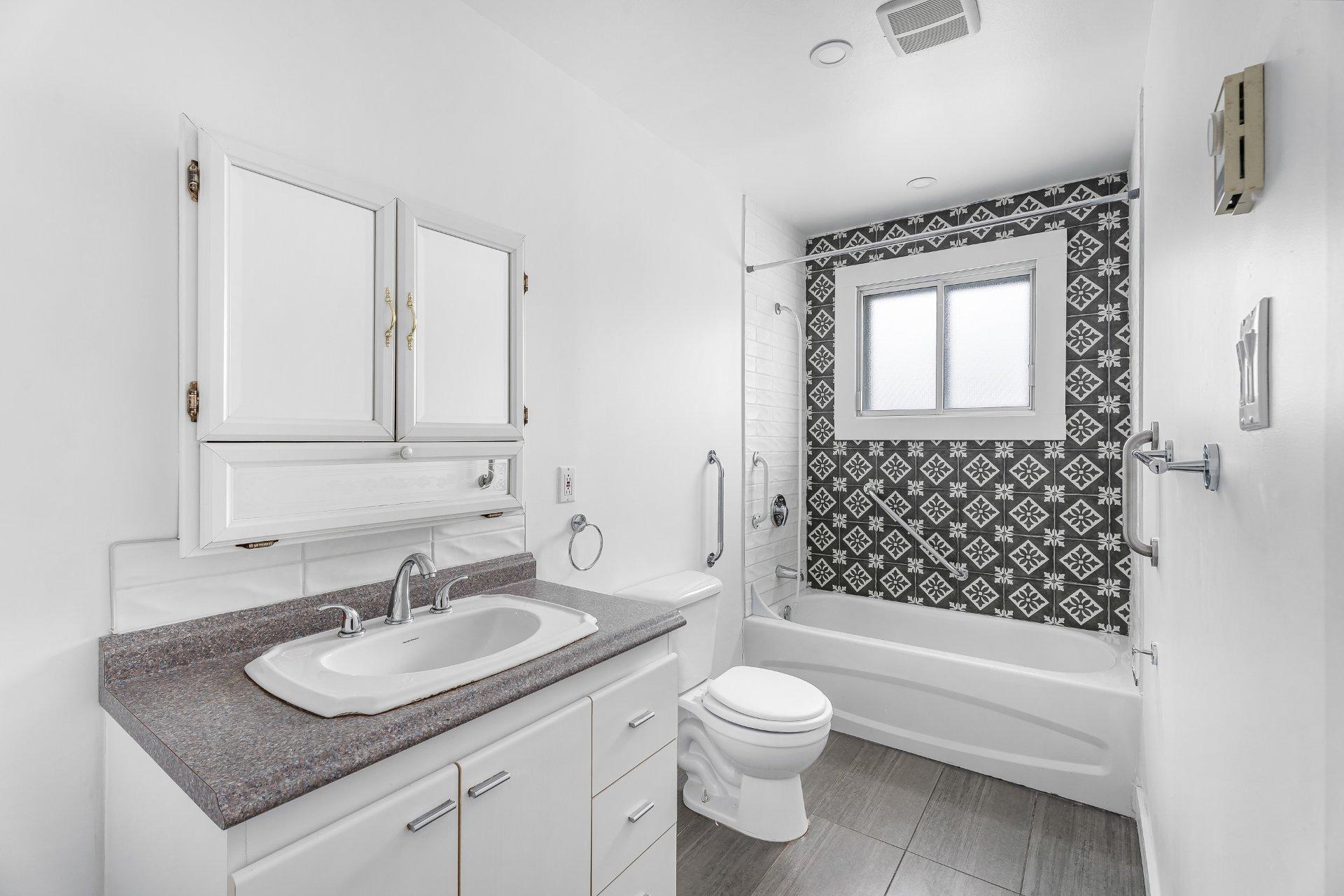 









101


16e Rue

,
Laval (Laval-des-Rapides),




QC
H7N5C8

