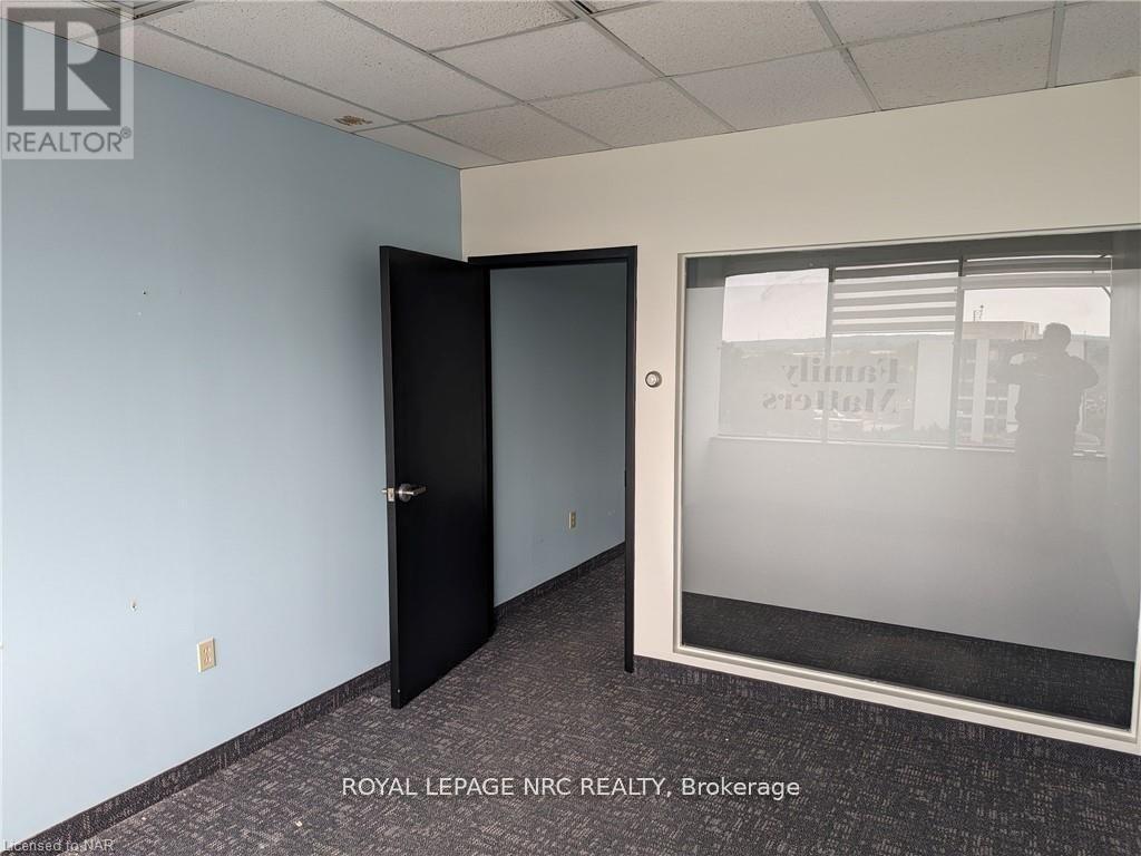 












702 - 43 CHURCH STREET W

,
St. Catharines (Downtown),




Ontario
L2R7E1

