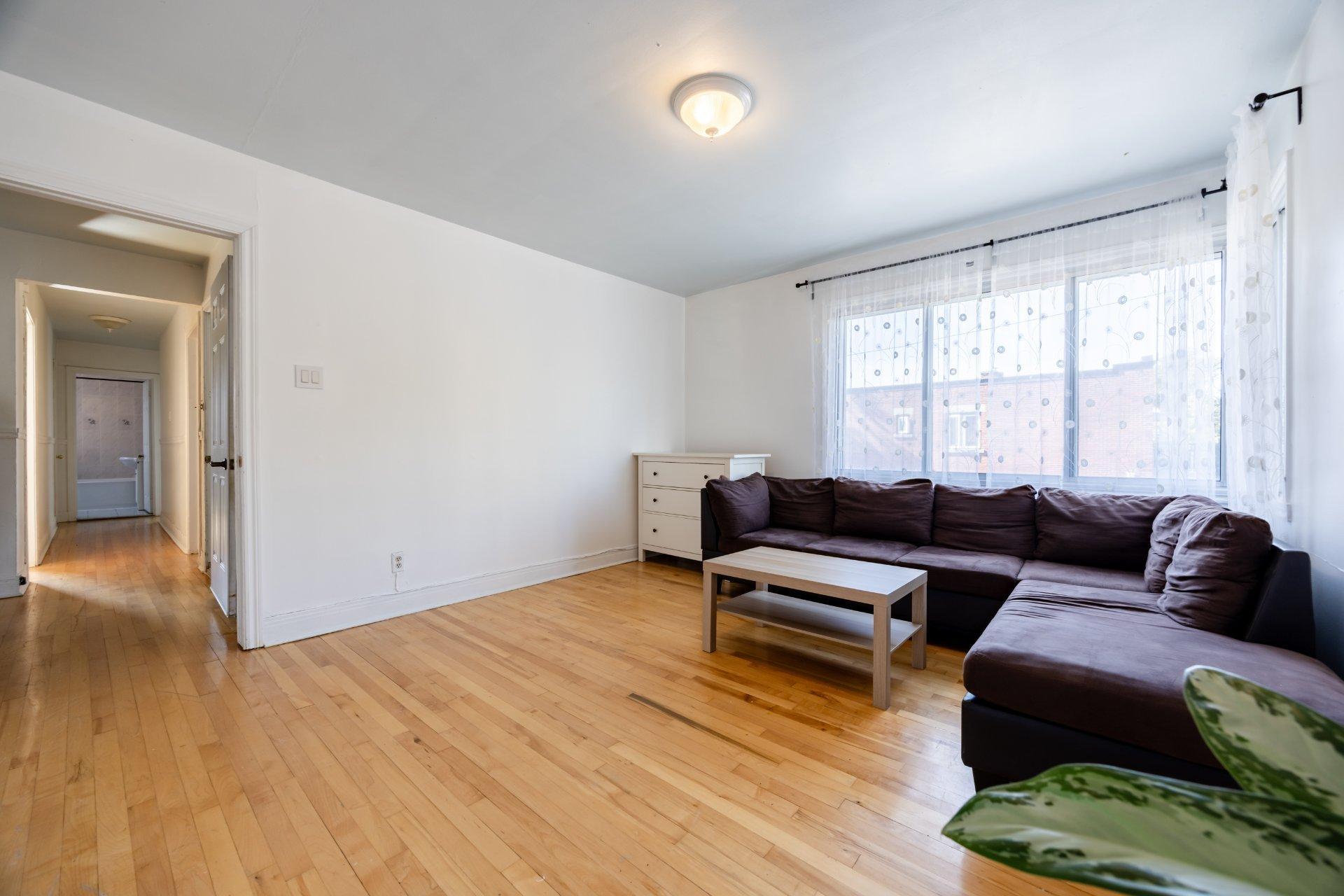 









5350

 - 5352


Av. Bourret

,
Montréal (Côte-des-Neiges/Notre-Dame-de-Grâce),




QC
H3X1J2

