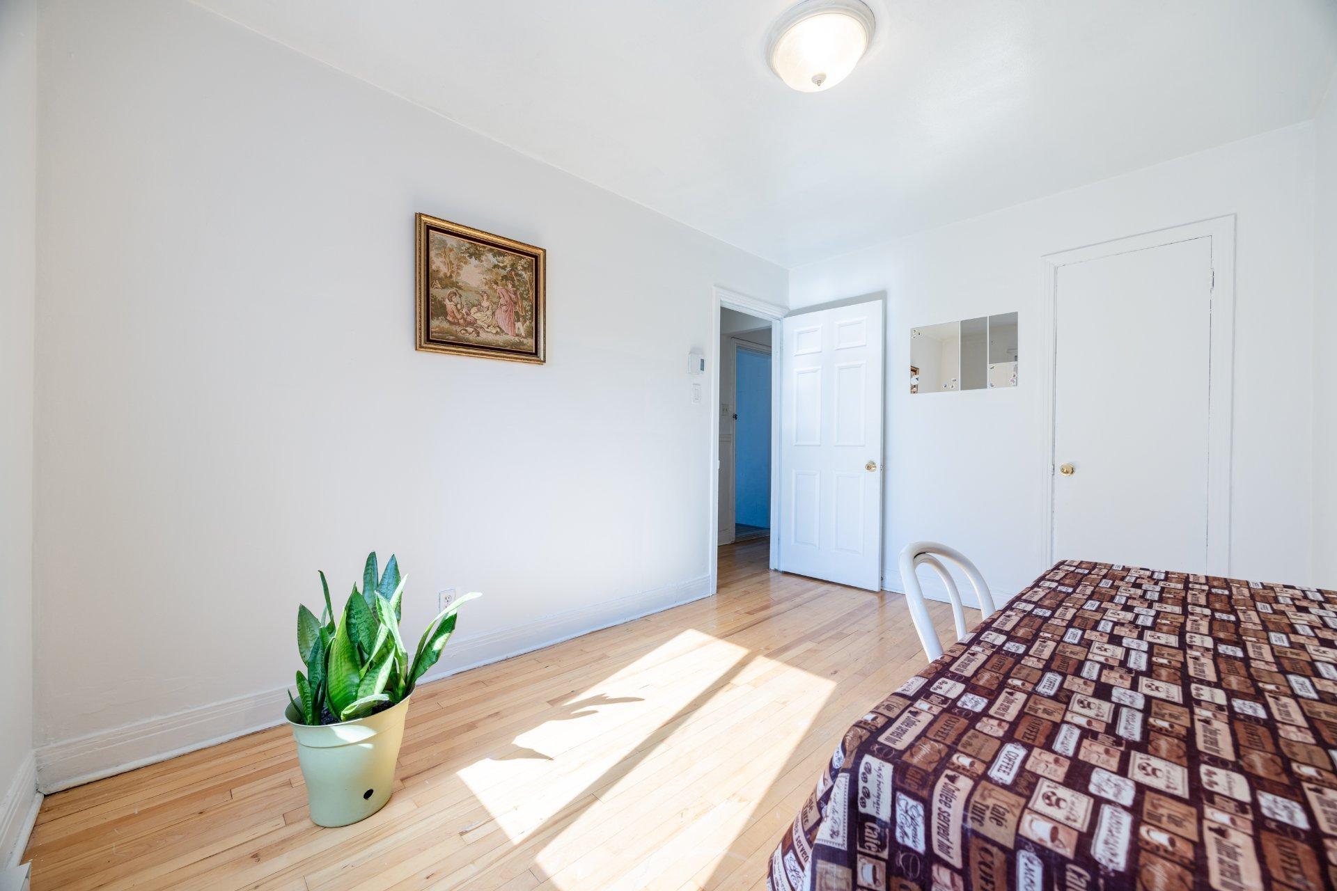 









5350

 - 5352


Av. Bourret

,
Montréal (Côte-des-Neiges/Notre-Dame-de-Grâce),




QC
H3X1J2

