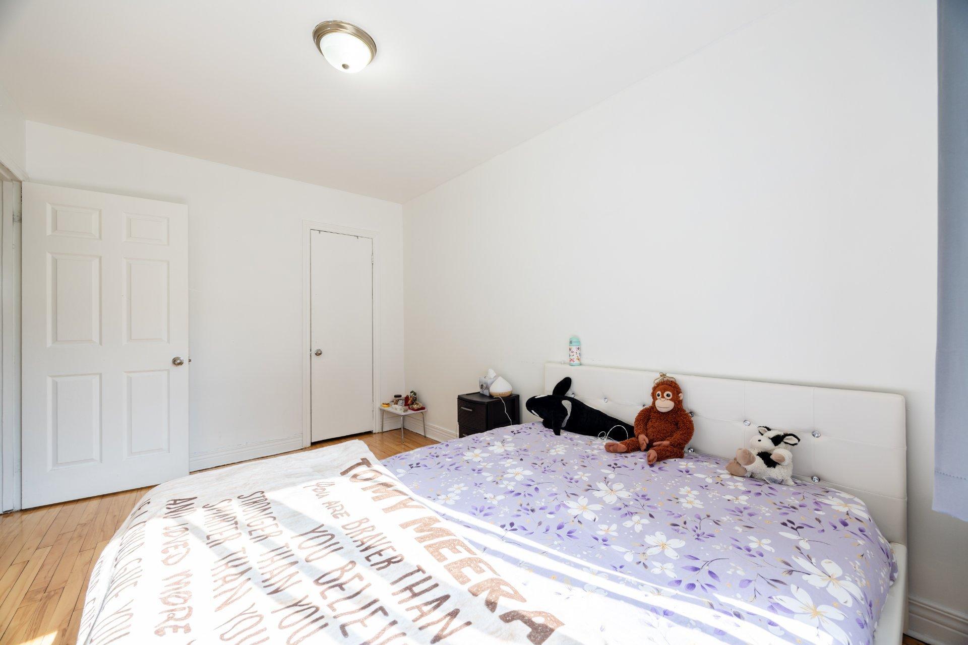 









5350

 - 5352


Av. Bourret

,
Montréal (Côte-des-Neiges/Notre-Dame-de-Grâce),




QC
H3X1J2

