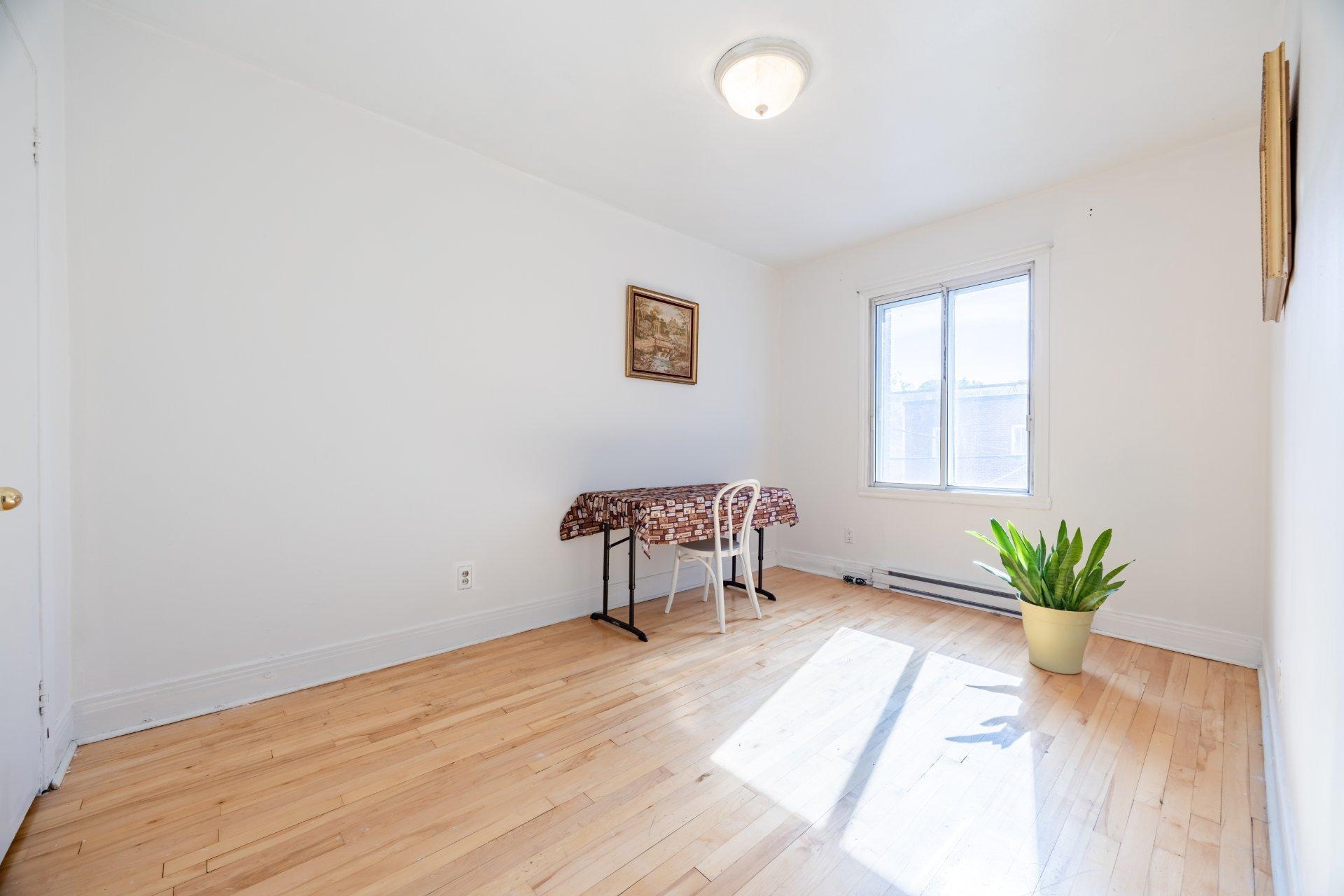 









5350

 - 5352


Av. Bourret

,
Montréal (Côte-des-Neiges/Notre-Dame-de-Grâce),




QC
H3X1J2

