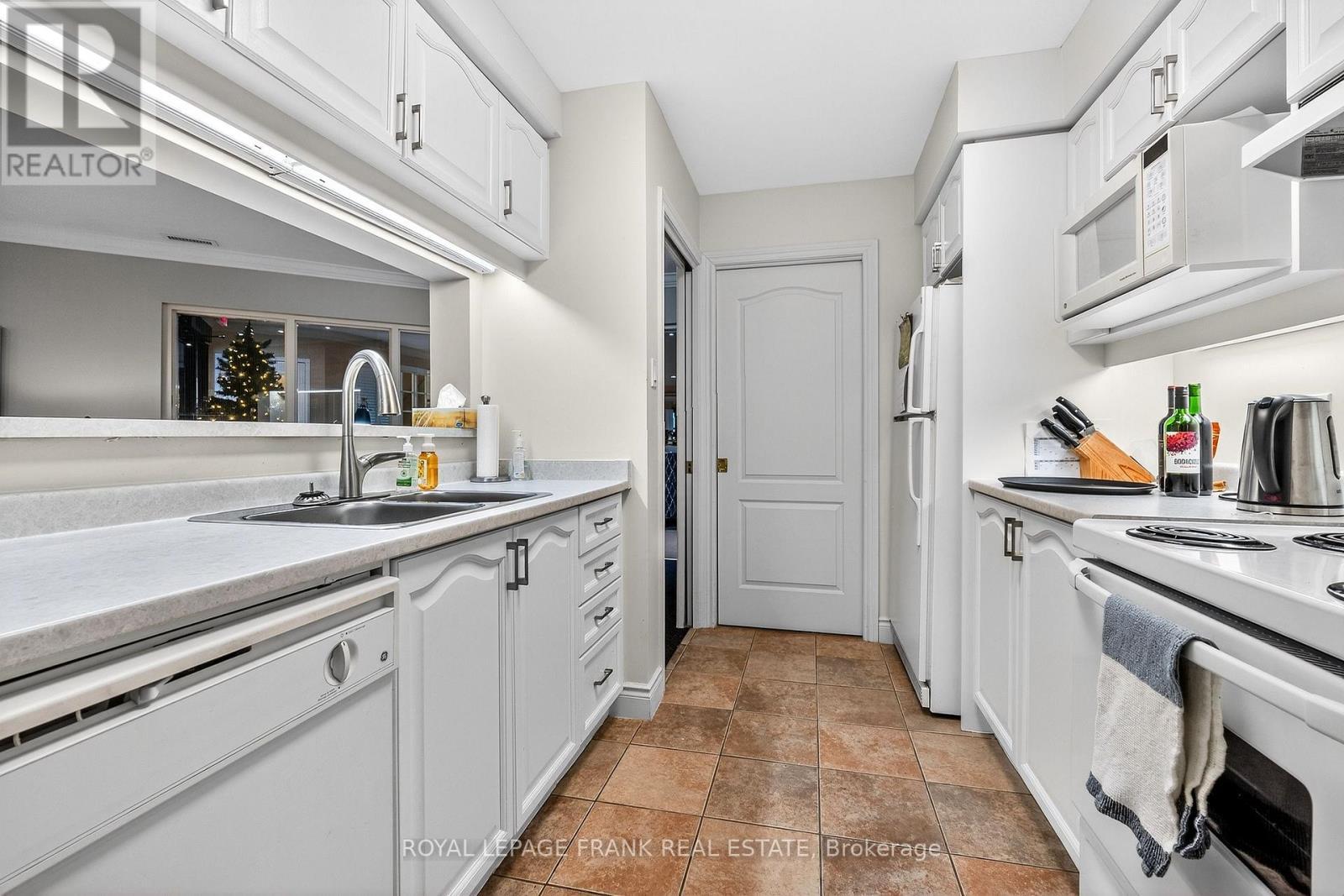 












110 - 3 HERITAGE WAY

,
Kawartha Lakes (Lindsay),




Ontario
K9V5Z1

