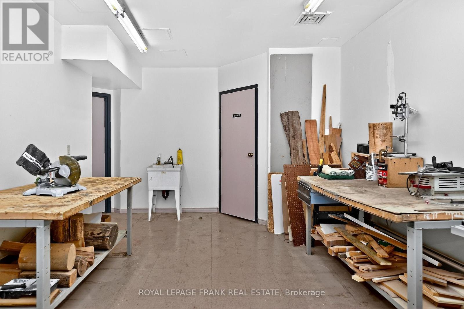 












110 - 3 HERITAGE WAY

,
Kawartha Lakes (Lindsay),




Ontario
K9V5Z1

