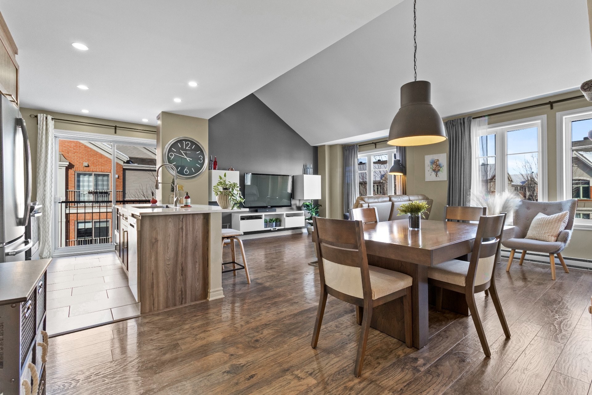 









3384


Boul. Gareau

,
Longueuil (Saint-Hubert),




QC
J3Y0J5

