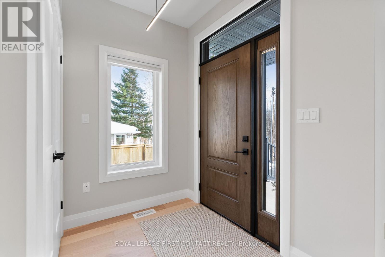 












18 LAKEVIEW ROAD

,
Oro-Medonte,




Ontario
L0L2E0

