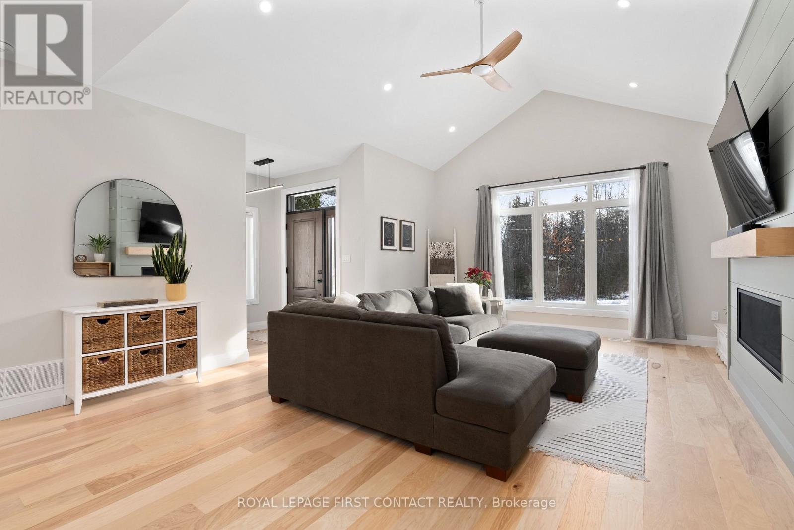 












18 LAKEVIEW ROAD

,
Oro-Medonte,




Ontario
L0L2E0

