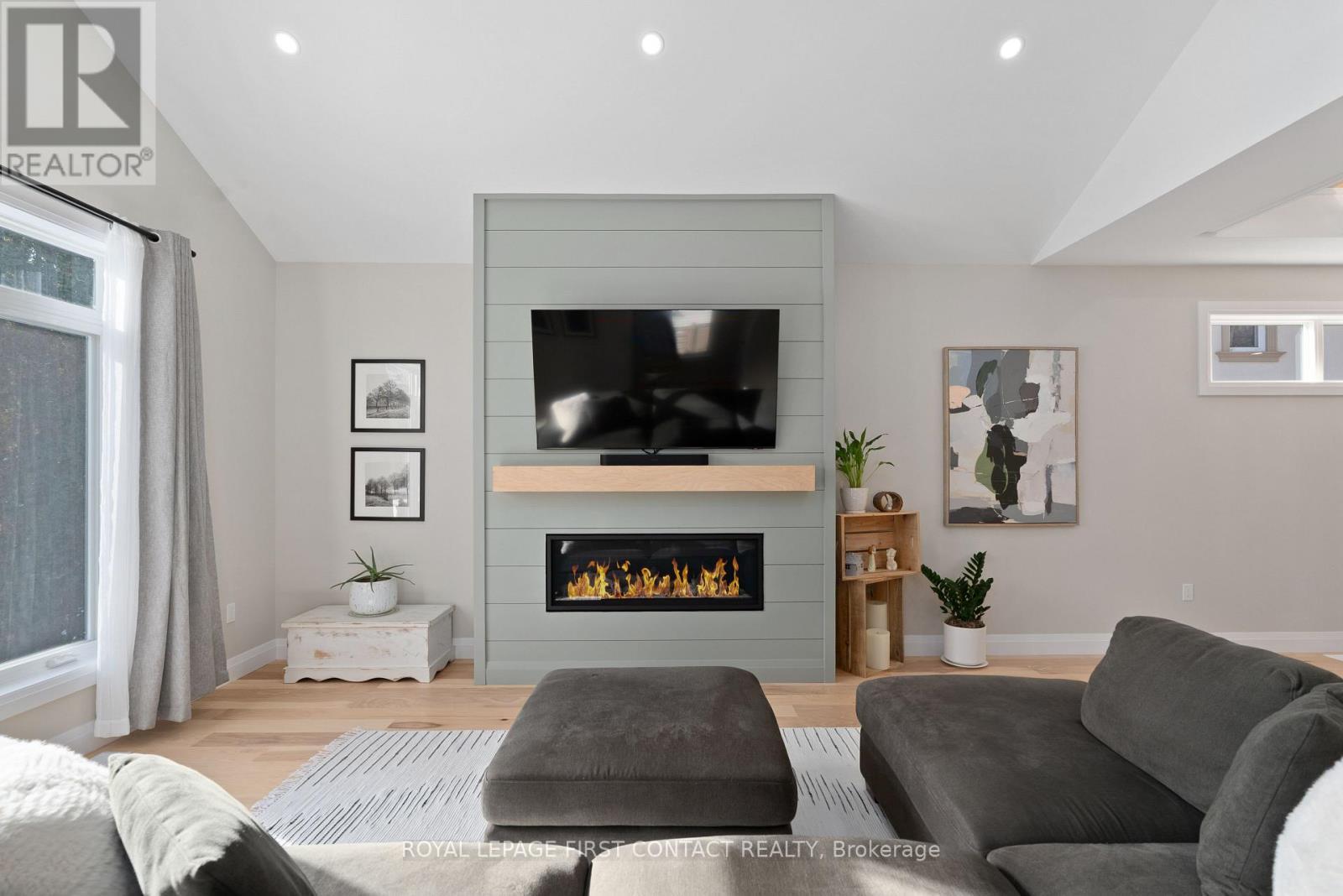 












18 LAKEVIEW ROAD

,
Oro-Medonte,




Ontario
L0L2E0

