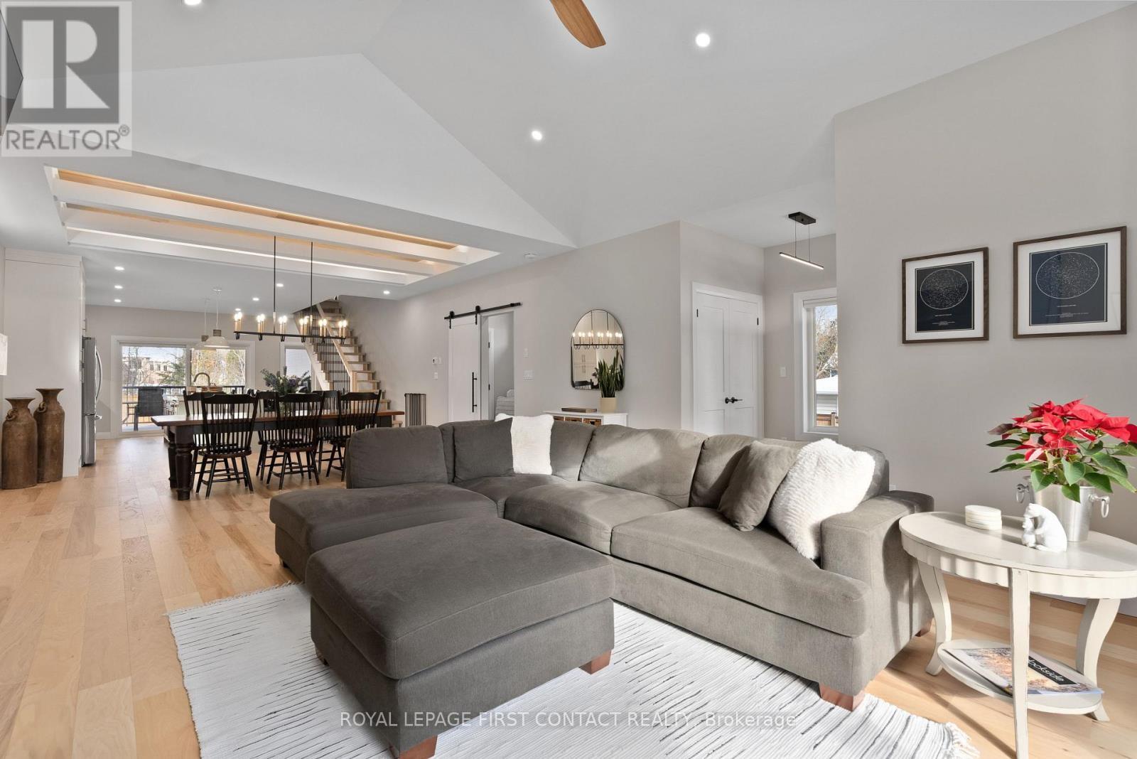 












18 LAKEVIEW ROAD

,
Oro-Medonte,




Ontario
L0L2E0

