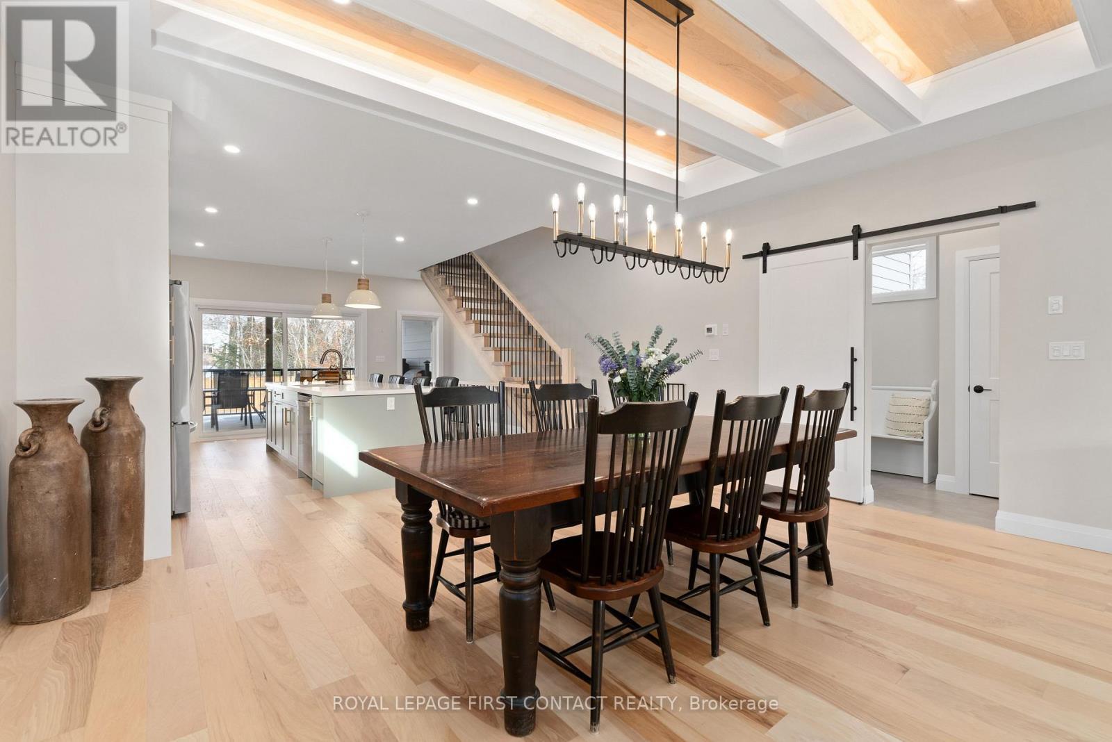 












18 LAKEVIEW ROAD

,
Oro-Medonte,




Ontario
L0L2E0

