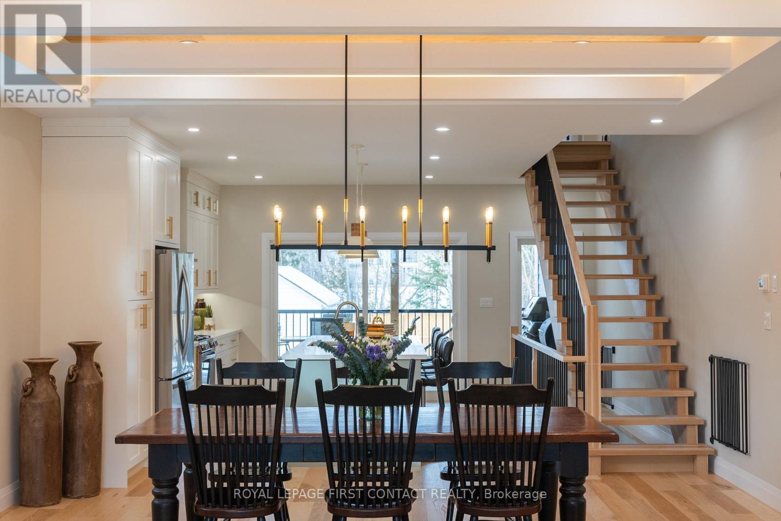 












18 LAKEVIEW ROAD

,
Oro-Medonte,




Ontario
L0L2E0

