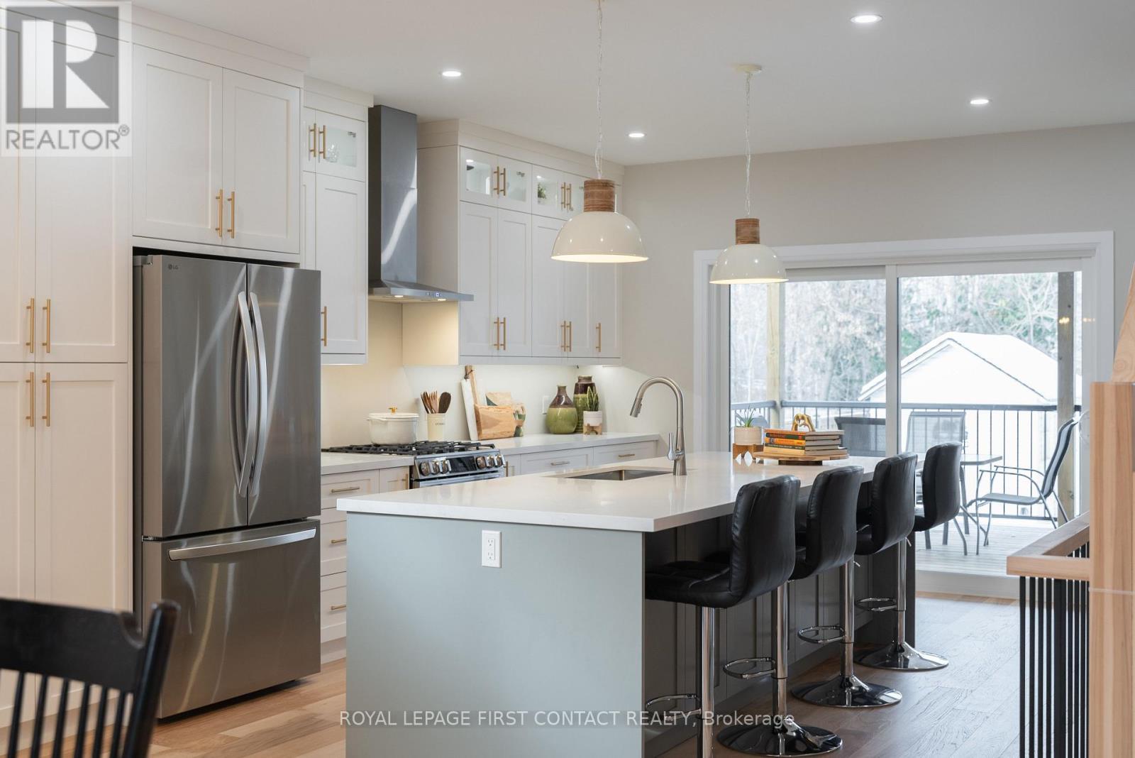 












18 LAKEVIEW ROAD

,
Oro-Medonte,




Ontario
L0L2E0

