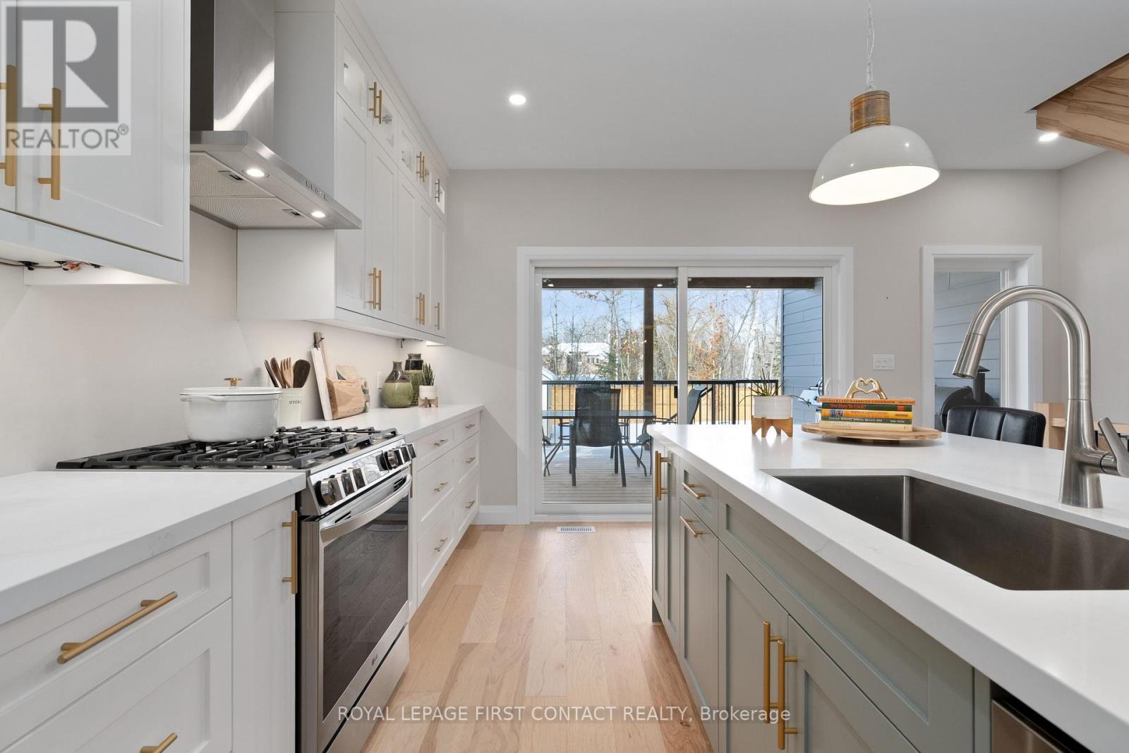 












18 LAKEVIEW ROAD

,
Oro-Medonte,




Ontario
L0L2E0

