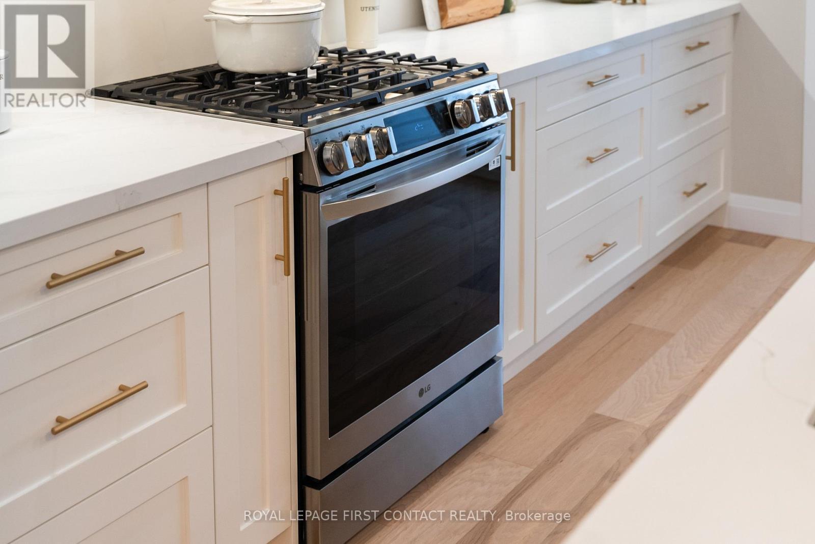 












18 LAKEVIEW ROAD

,
Oro-Medonte,




Ontario
L0L2E0

