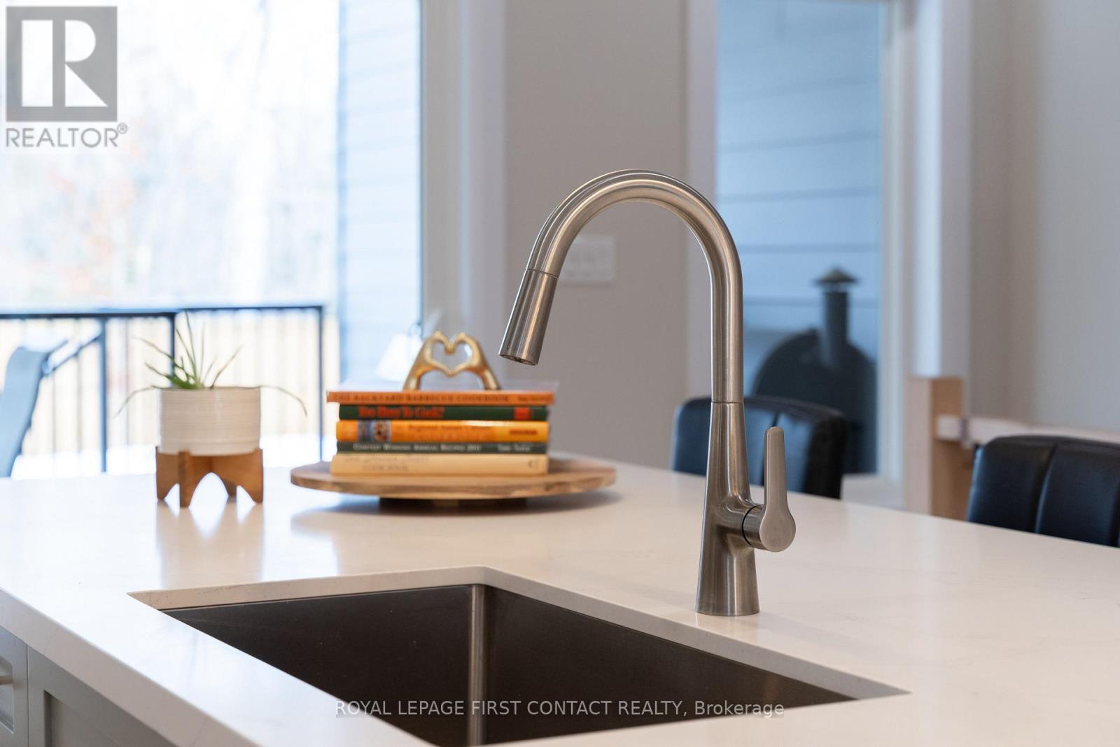 












18 LAKEVIEW ROAD

,
Oro-Medonte,




Ontario
L0L2E0

