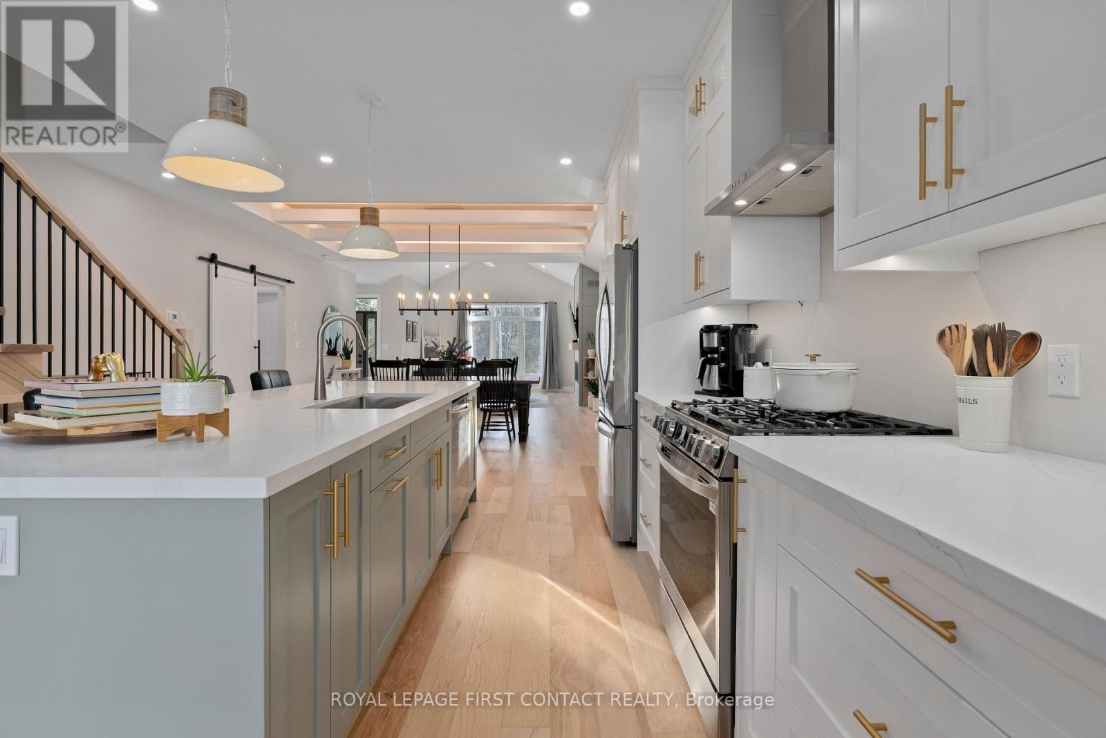 












18 LAKEVIEW ROAD

,
Oro-Medonte,




Ontario
L0L2E0

