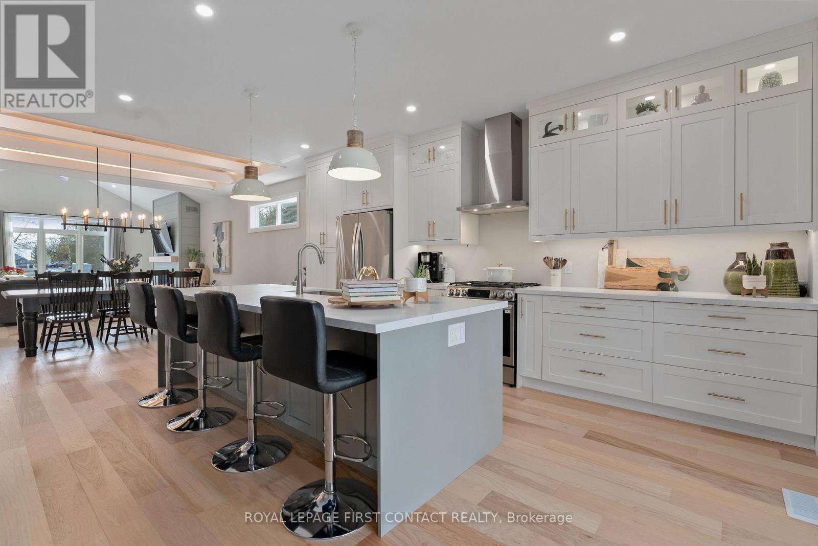 












18 LAKEVIEW ROAD

,
Oro-Medonte,




Ontario
L0L2E0

