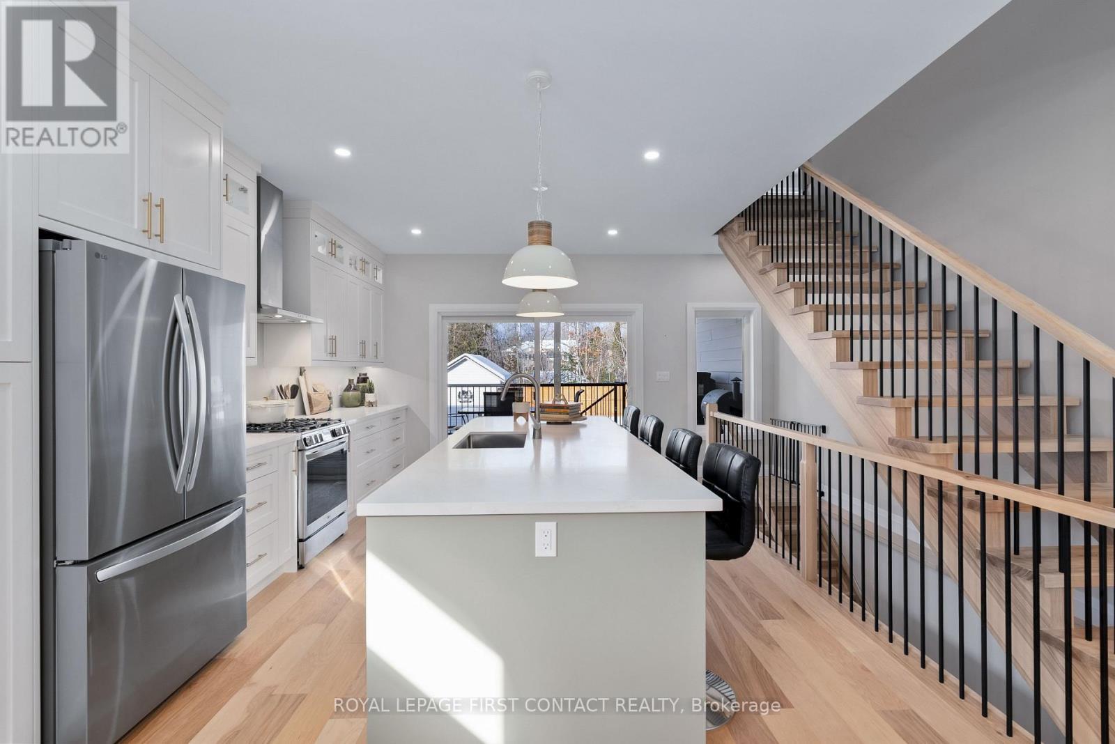 












18 LAKEVIEW ROAD

,
Oro-Medonte,




Ontario
L0L2E0

