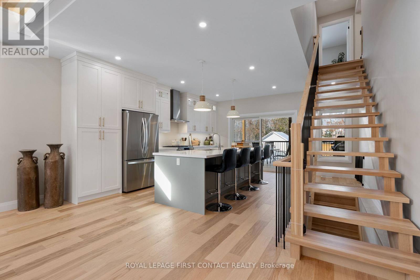 












18 LAKEVIEW ROAD

,
Oro-Medonte,




Ontario
L0L2E0

