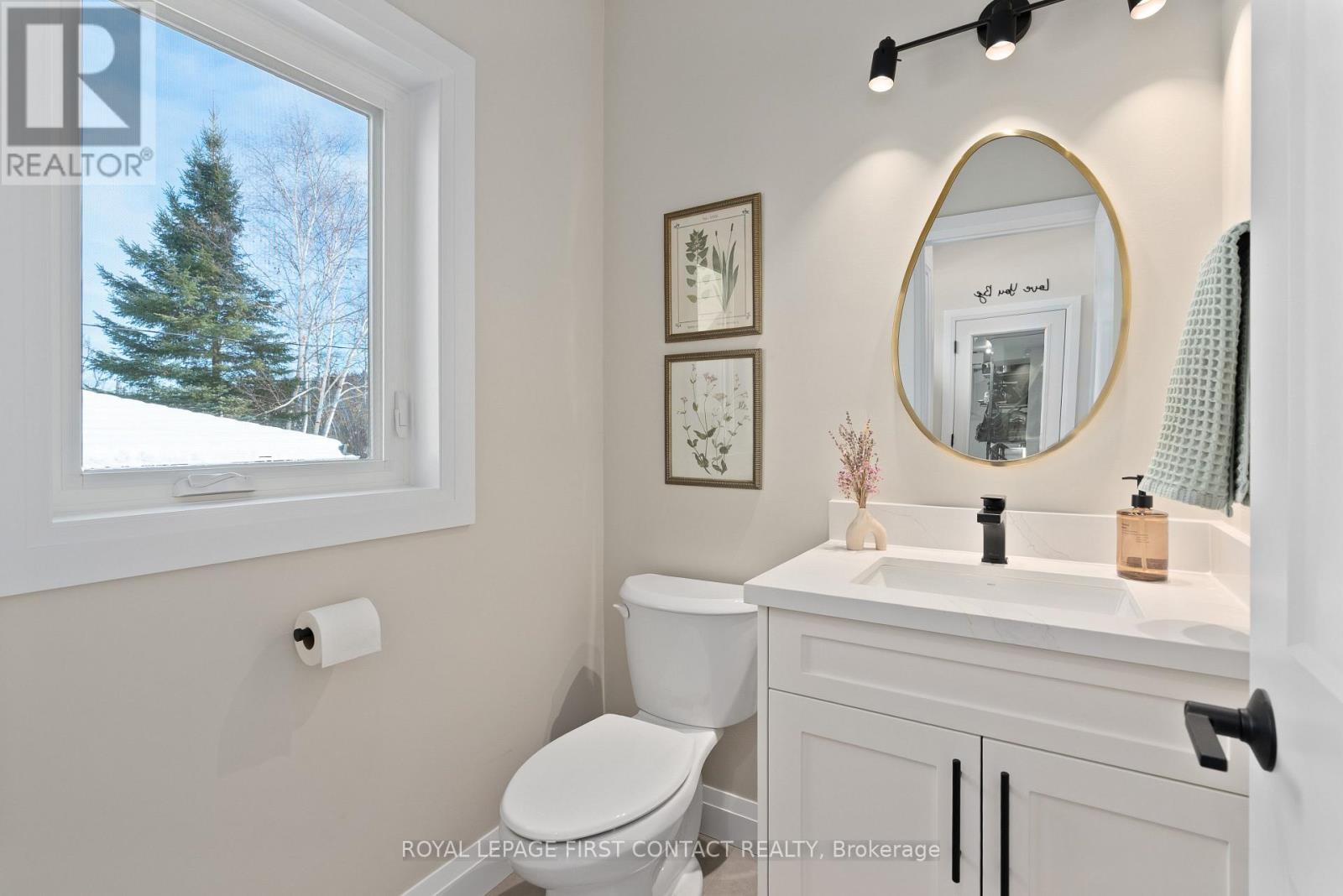 












18 LAKEVIEW ROAD

,
Oro-Medonte,




Ontario
L0L2E0

