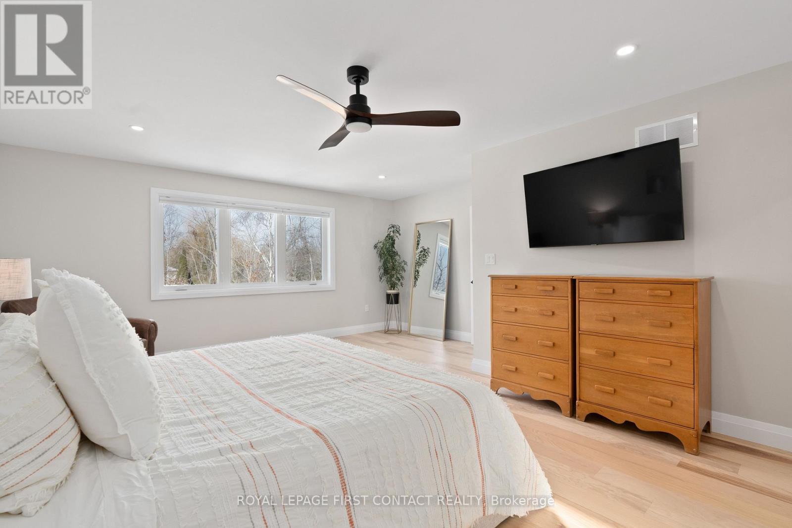 












18 LAKEVIEW ROAD

,
Oro-Medonte,




Ontario
L0L2E0

