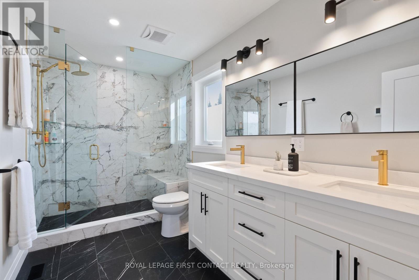 












18 LAKEVIEW ROAD

,
Oro-Medonte,




Ontario
L0L2E0

