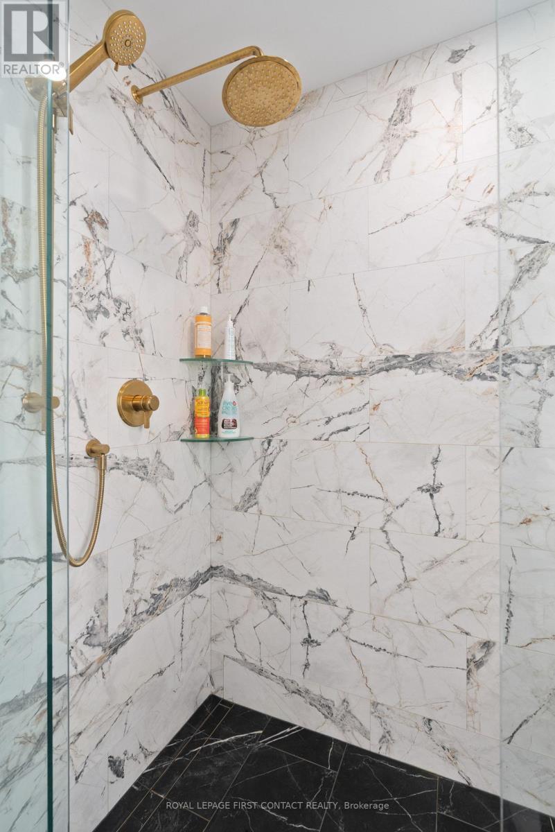 












18 LAKEVIEW ROAD

,
Oro-Medonte,




Ontario
L0L2E0

