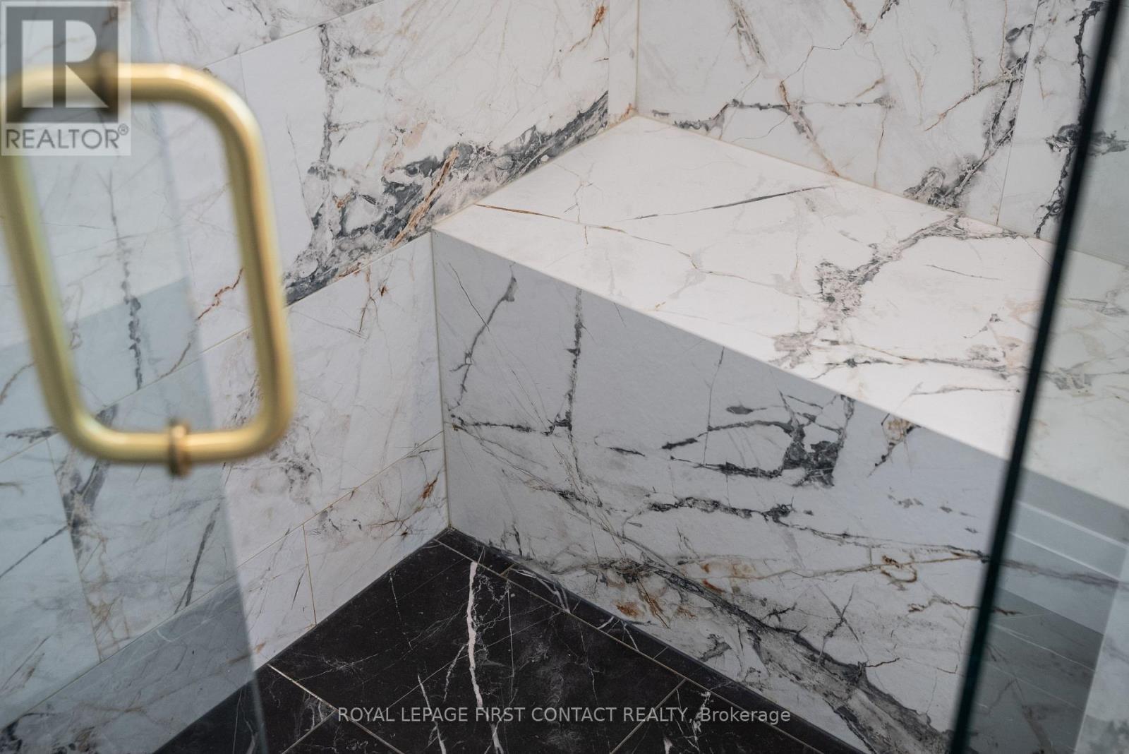 












18 LAKEVIEW ROAD

,
Oro-Medonte,




Ontario
L0L2E0

