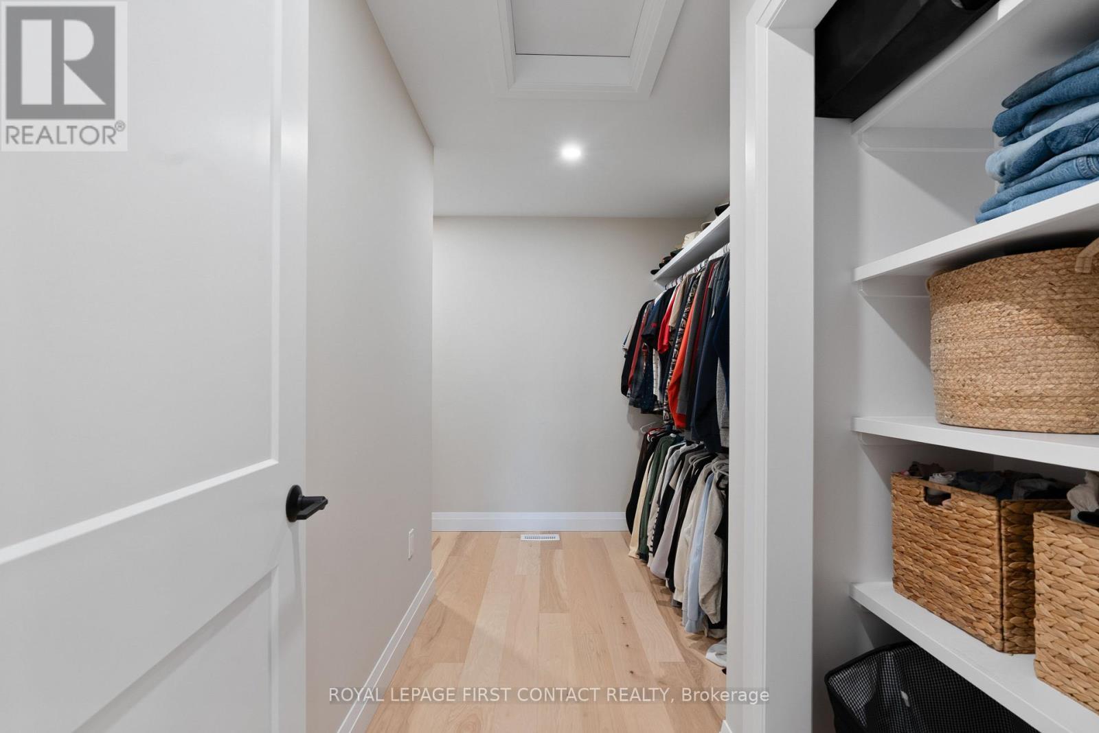 












18 LAKEVIEW ROAD

,
Oro-Medonte,




Ontario
L0L2E0

