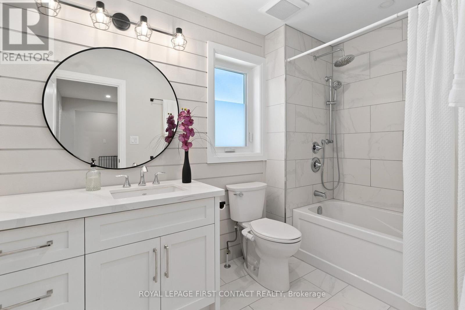 












18 LAKEVIEW ROAD

,
Oro-Medonte,




Ontario
L0L2E0

