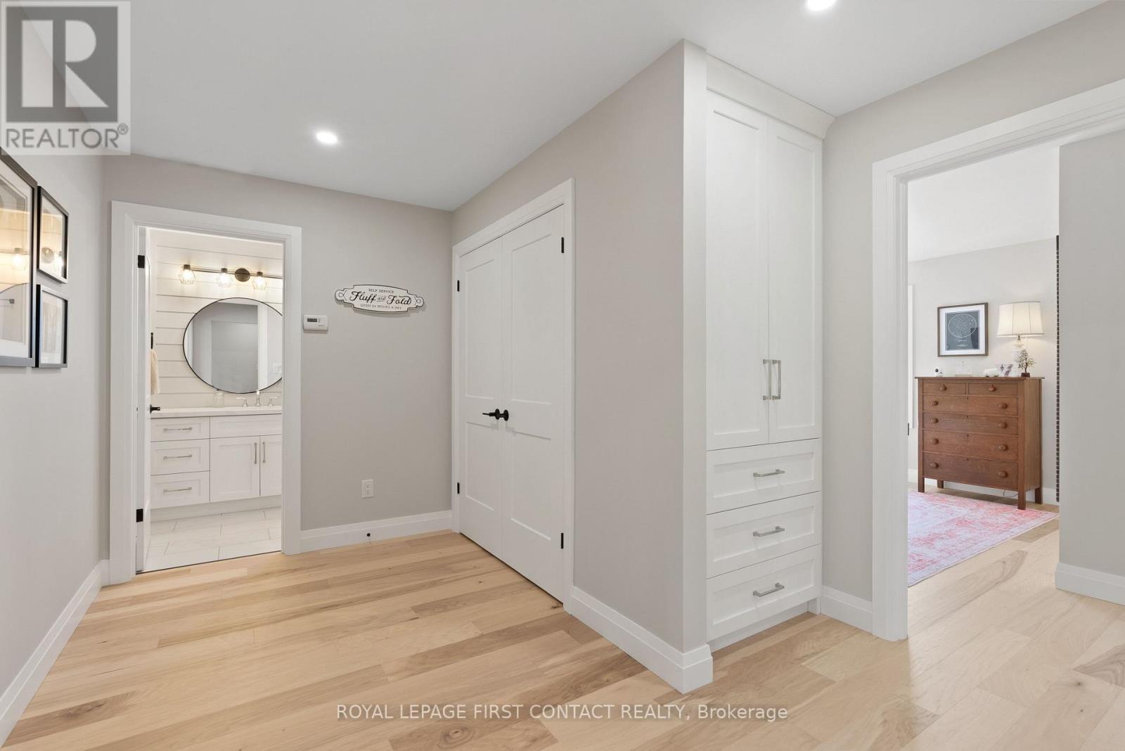 












18 LAKEVIEW ROAD

,
Oro-Medonte,




Ontario
L0L2E0

