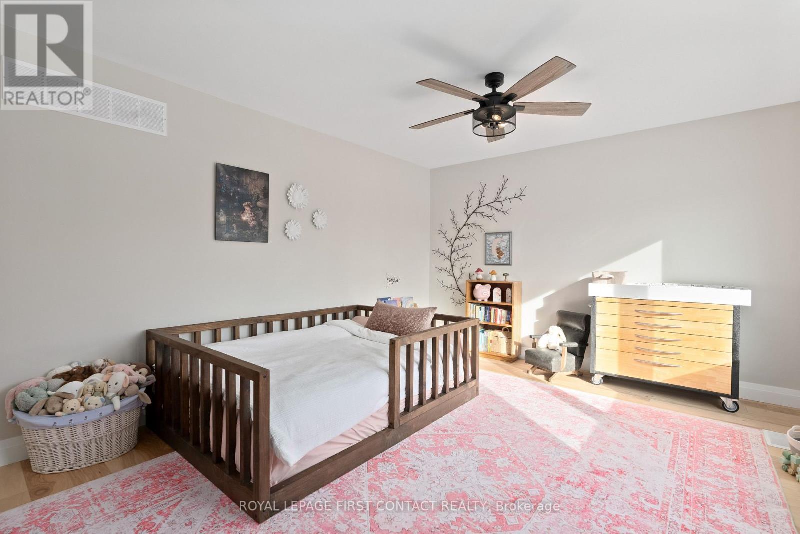 












18 LAKEVIEW ROAD

,
Oro-Medonte,




Ontario
L0L2E0

