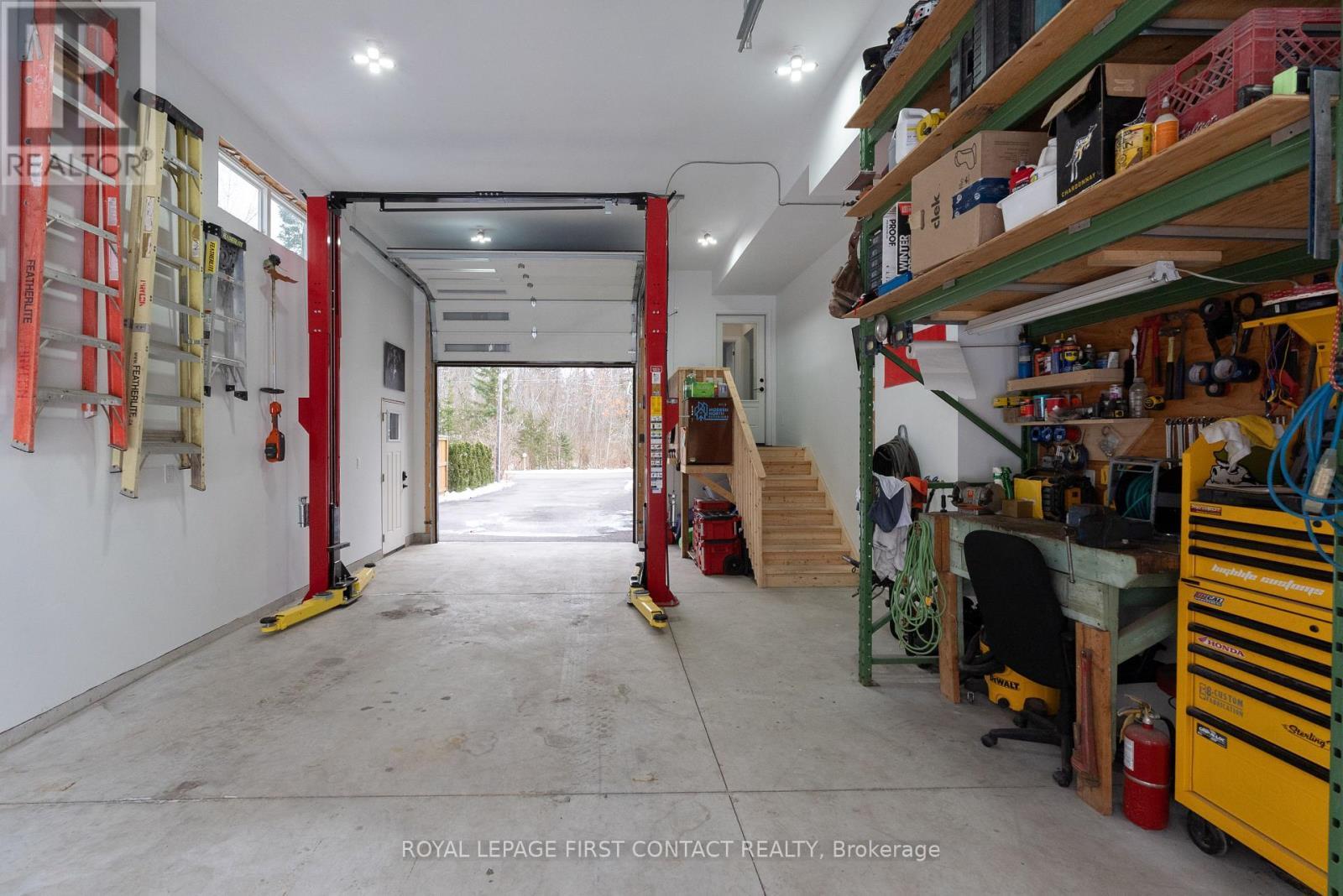 












18 LAKEVIEW ROAD

,
Oro-Medonte,




Ontario
L0L2E0

