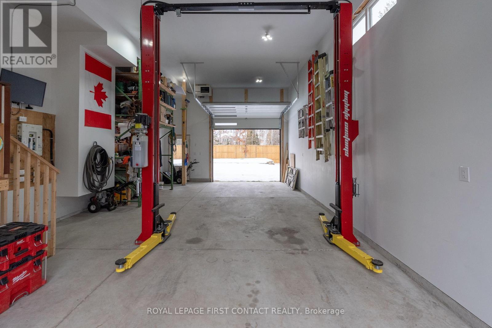 












18 LAKEVIEW ROAD

,
Oro-Medonte,




Ontario
L0L2E0

