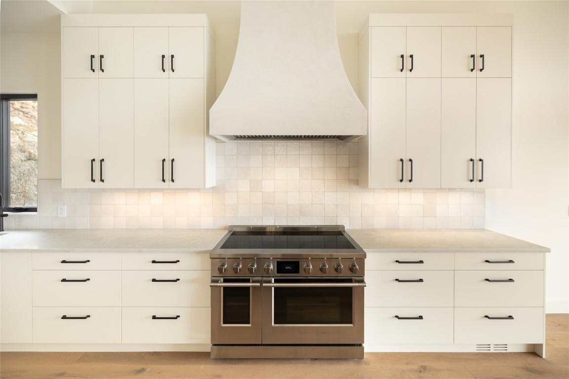 









573


Clifton

Court,
Kelowna,




BC
V1V 0B7

