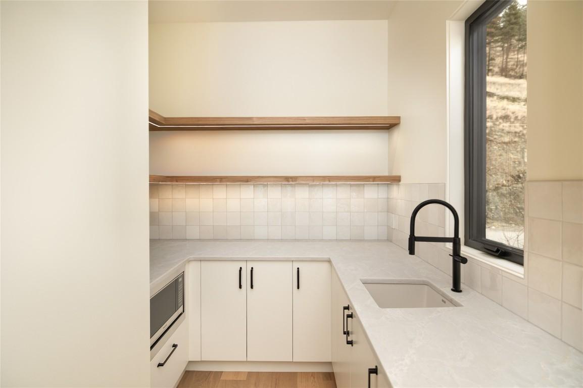 









573


Clifton

Court,
Kelowna,




BC
V1V 0B7

