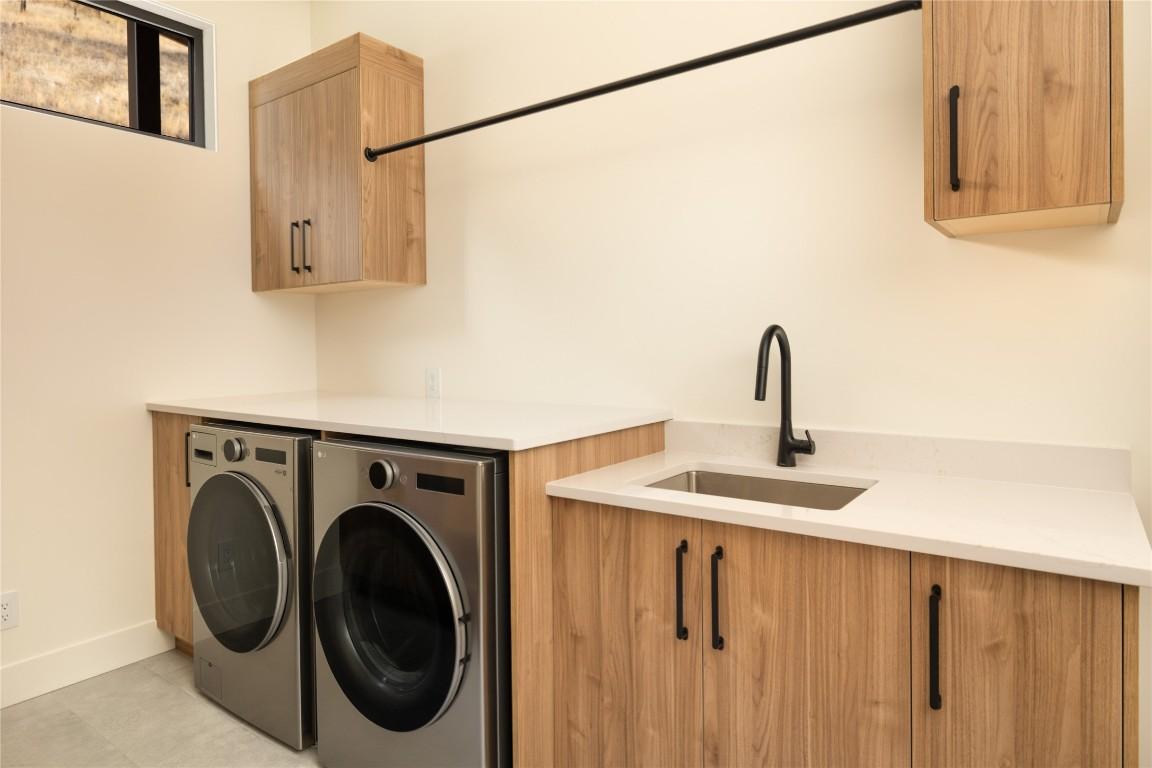 









573


Clifton

Court,
Kelowna,




BC
V1V 0B7

