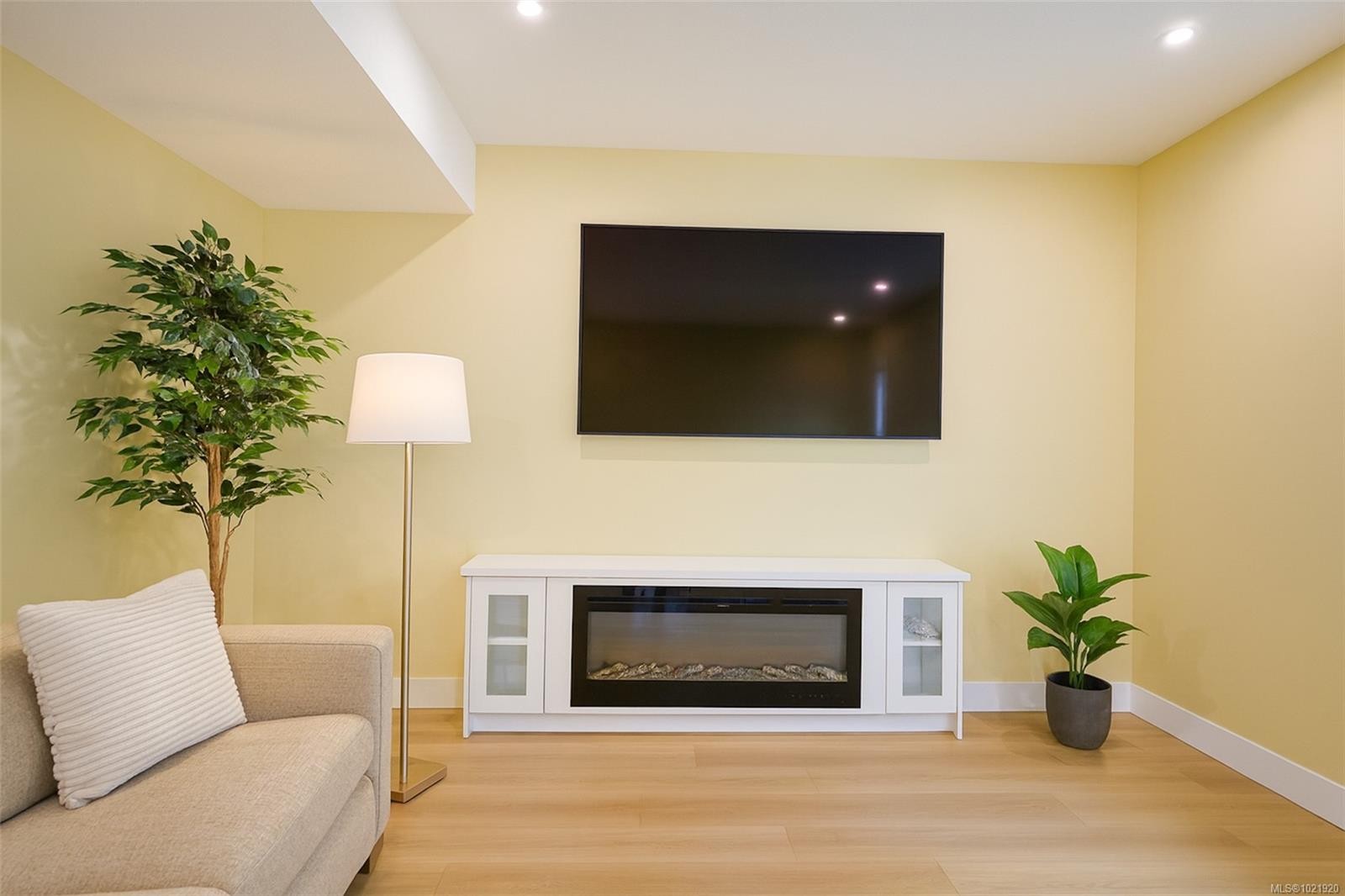 









167


Hunter

Way,
Ladysmith,




BC
V9G 1N4

