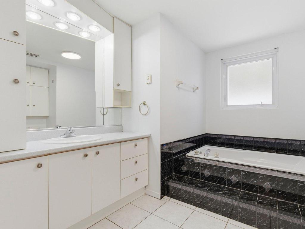 









2370


Rue Henri-Cyr

, 102,
Saint-Hubert (Longueuil),




QC
J3Y8G8

