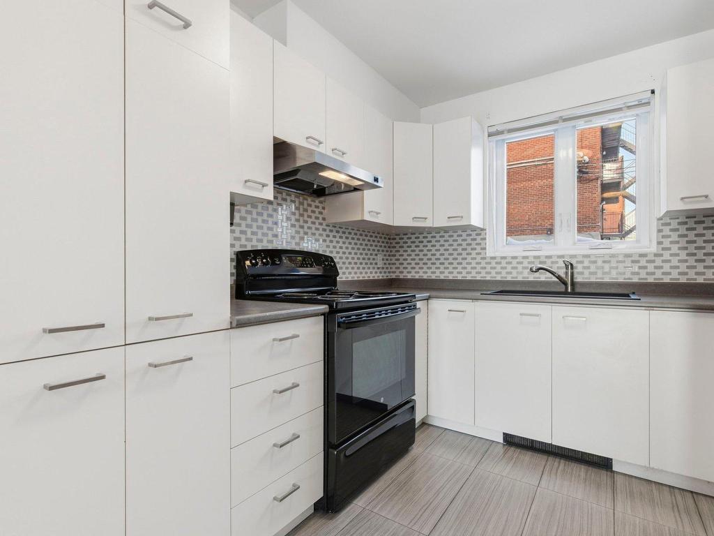 









2370


Rue Henri-Cyr

, 102,
Saint-Hubert (Longueuil),




QC
J3Y8G8

