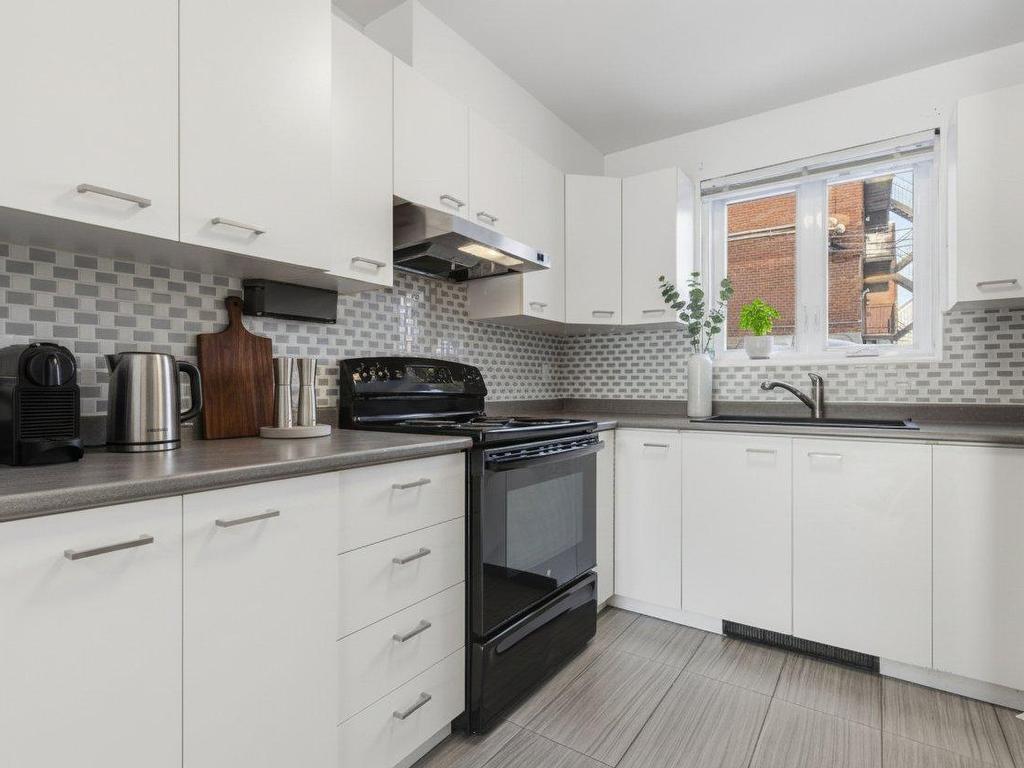 









2370


Rue Henri-Cyr

, 102,
Saint-Hubert (Longueuil),




QC
J3Y8G8

