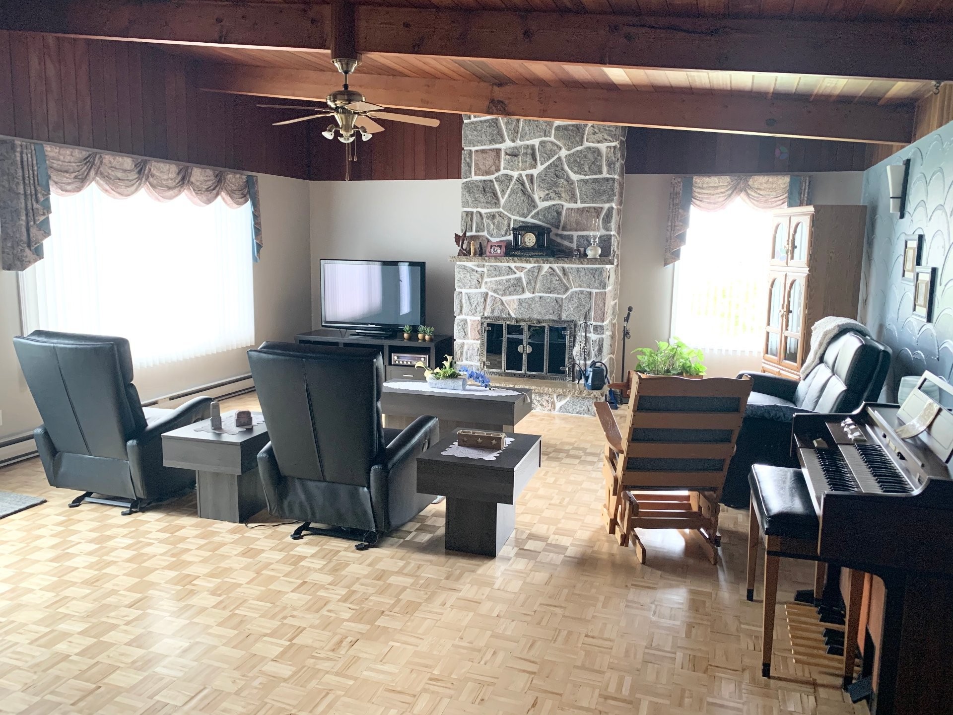 









316


Rue des Chênes

,
Mont-Laurier,




QC
J9L2H2

