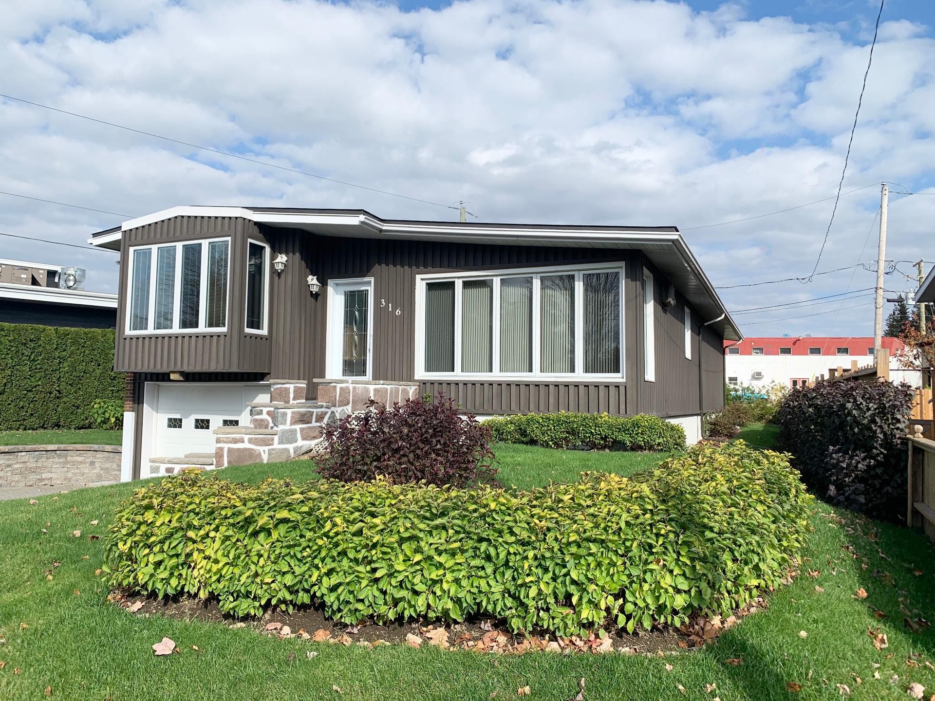 









316


Rue des Chênes

,
Mont-Laurier,




QC
J9L2H2

