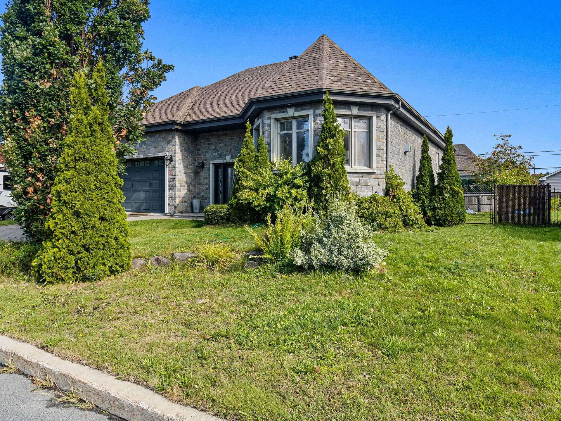 









3262


Rue De La Brisardière

,
Longueuil (Saint-Hubert),




QC
J3Y0C2

