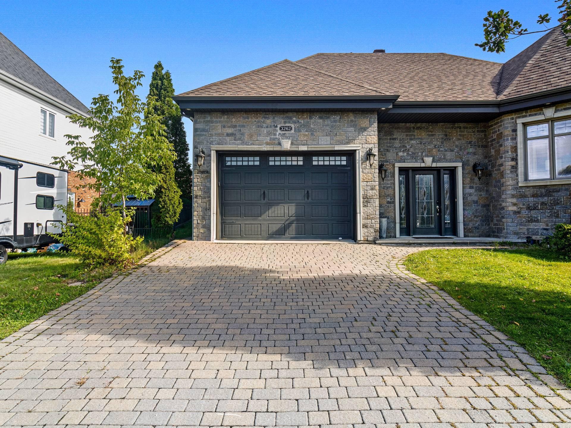 









3262


Rue De La Brisardière

,
Longueuil (Saint-Hubert),




QC
J3Y0C2

