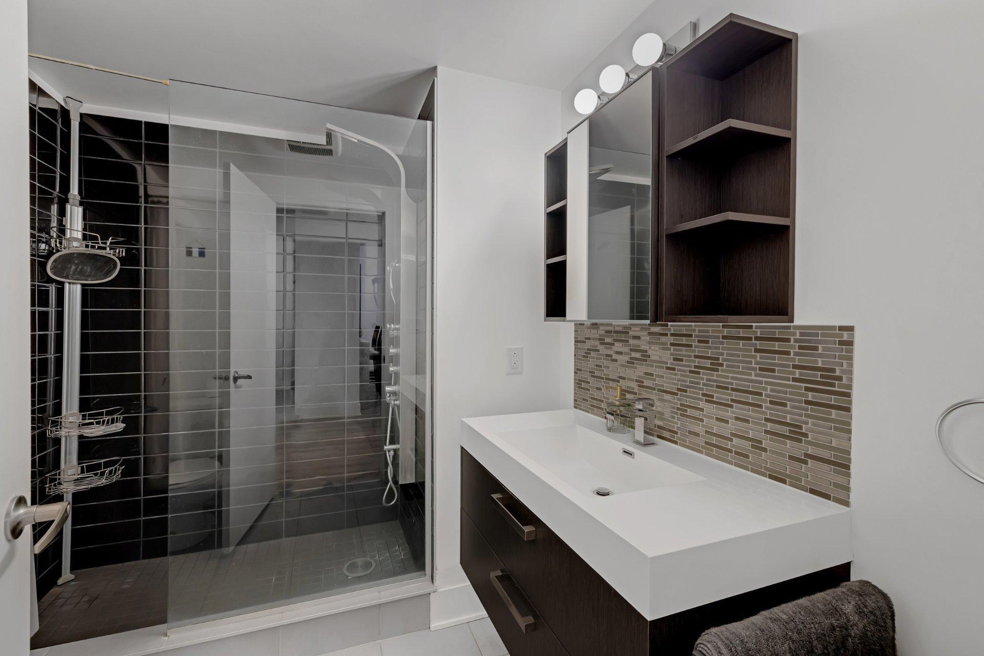 









2160


Rue Laforce

, 114,
Montréal (Ville-Marie),




QC
H2K0B3

