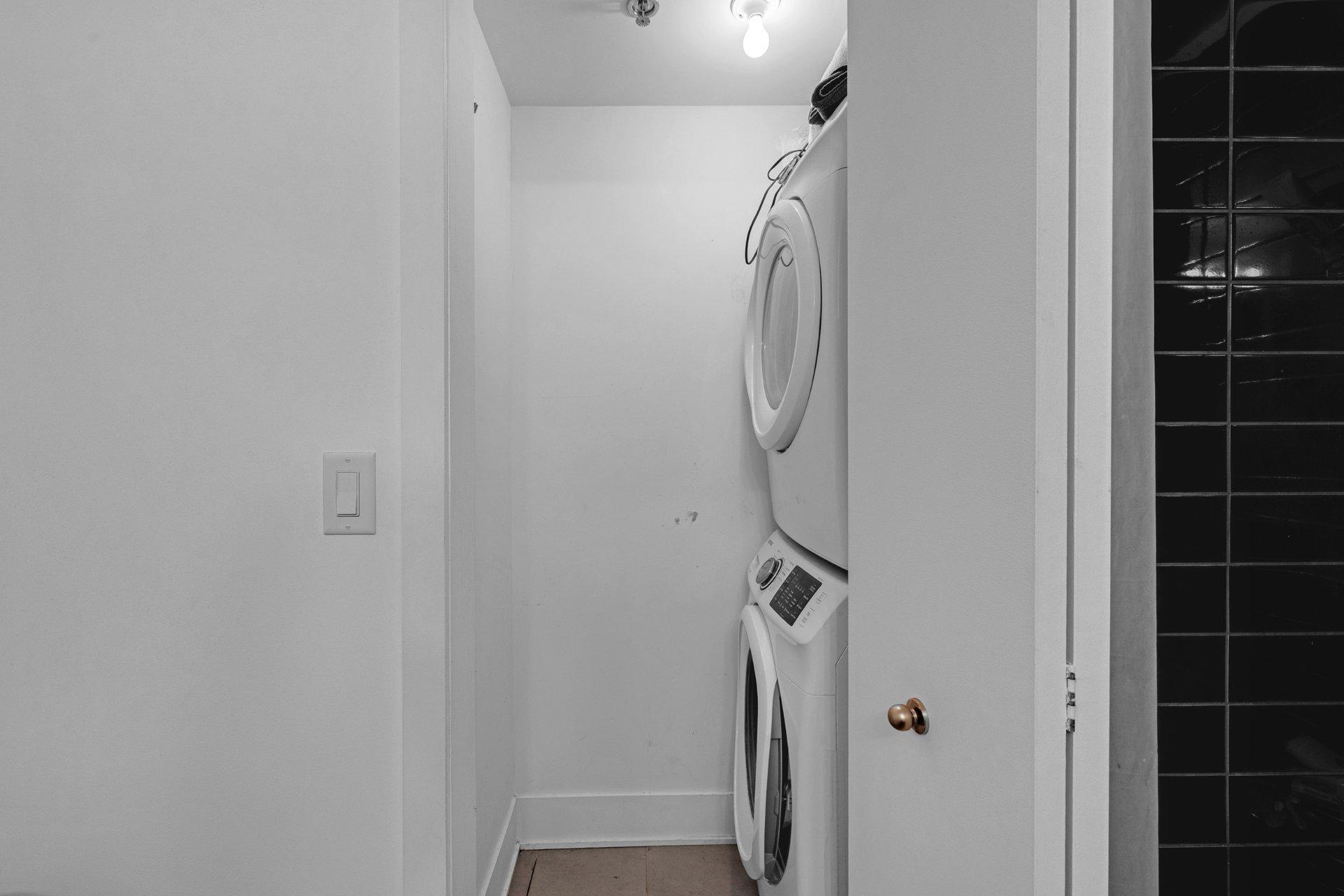 









2160


Rue Laforce

, 114,
Montréal (Ville-Marie),




QC
H2K0B3

