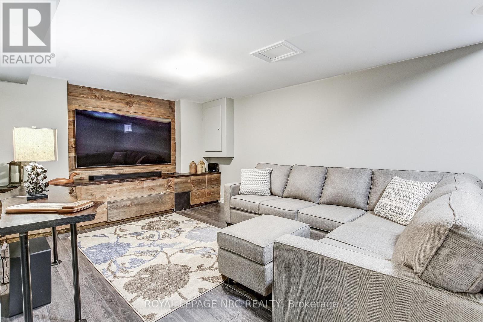 












645 CLARENCE STREET

,
Port Colborne (Sugarloaf),




Ontario
L3K6B8

