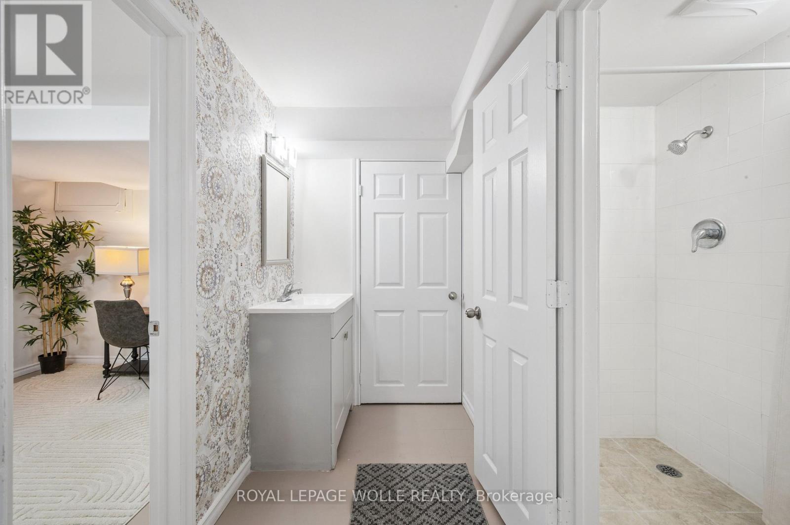 












179 TRAYNOR AVENUE

,
Kitchener,




Ontario
N2C1W4

