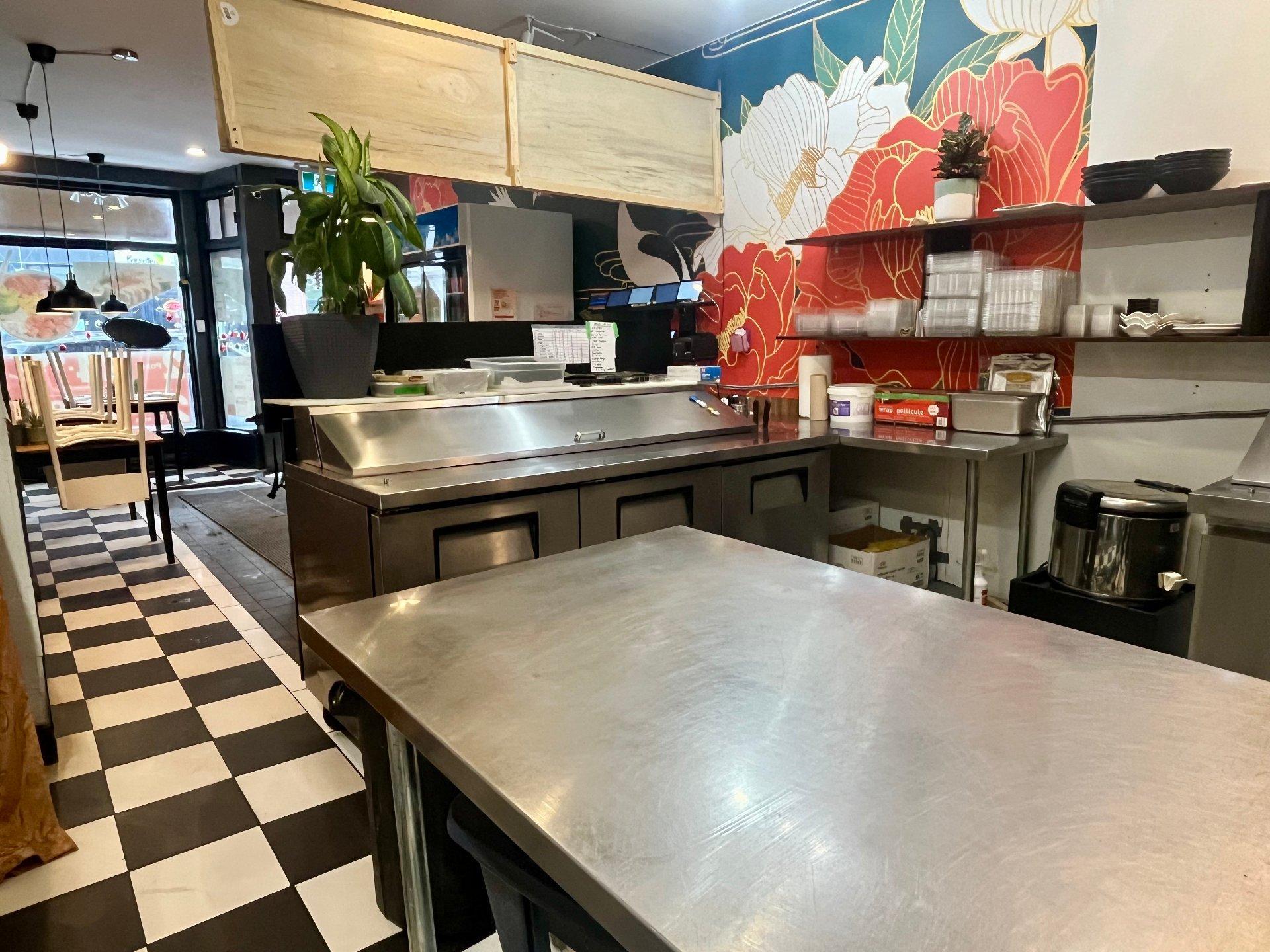 









367


Av. du Mont-Royal E.

,
Montréal (Le Plateau-Mont-Royal),




QC
H2T1R1

